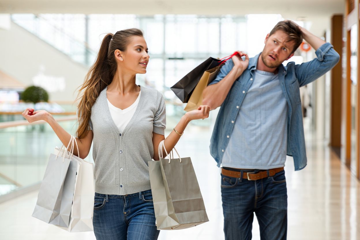 Девушка тянет парня на шопинг